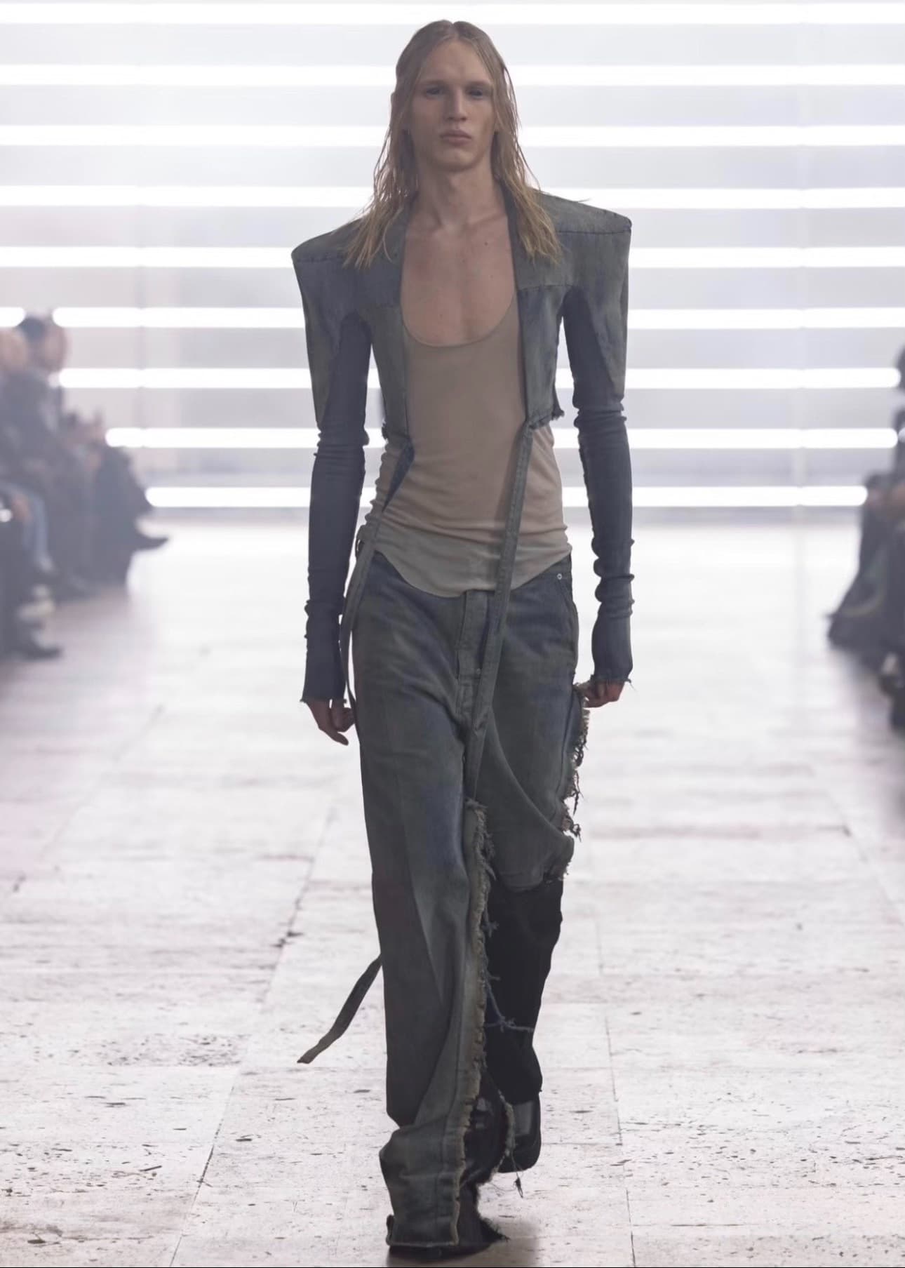 Rick Owens 25FW демонстрирует обтягивающие шорты из джинсовой ткани JKT