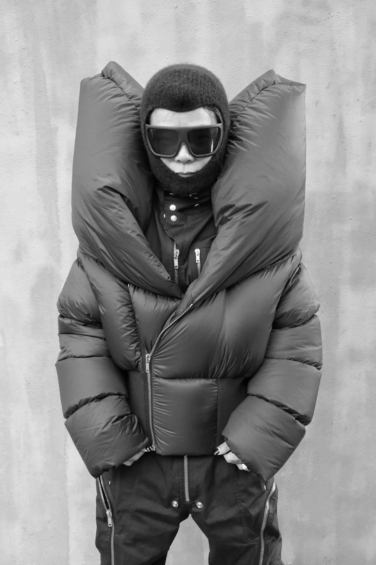Дизайн нагрудника пуховика Rick Owens FW24 show Devil Horn Down Jacket