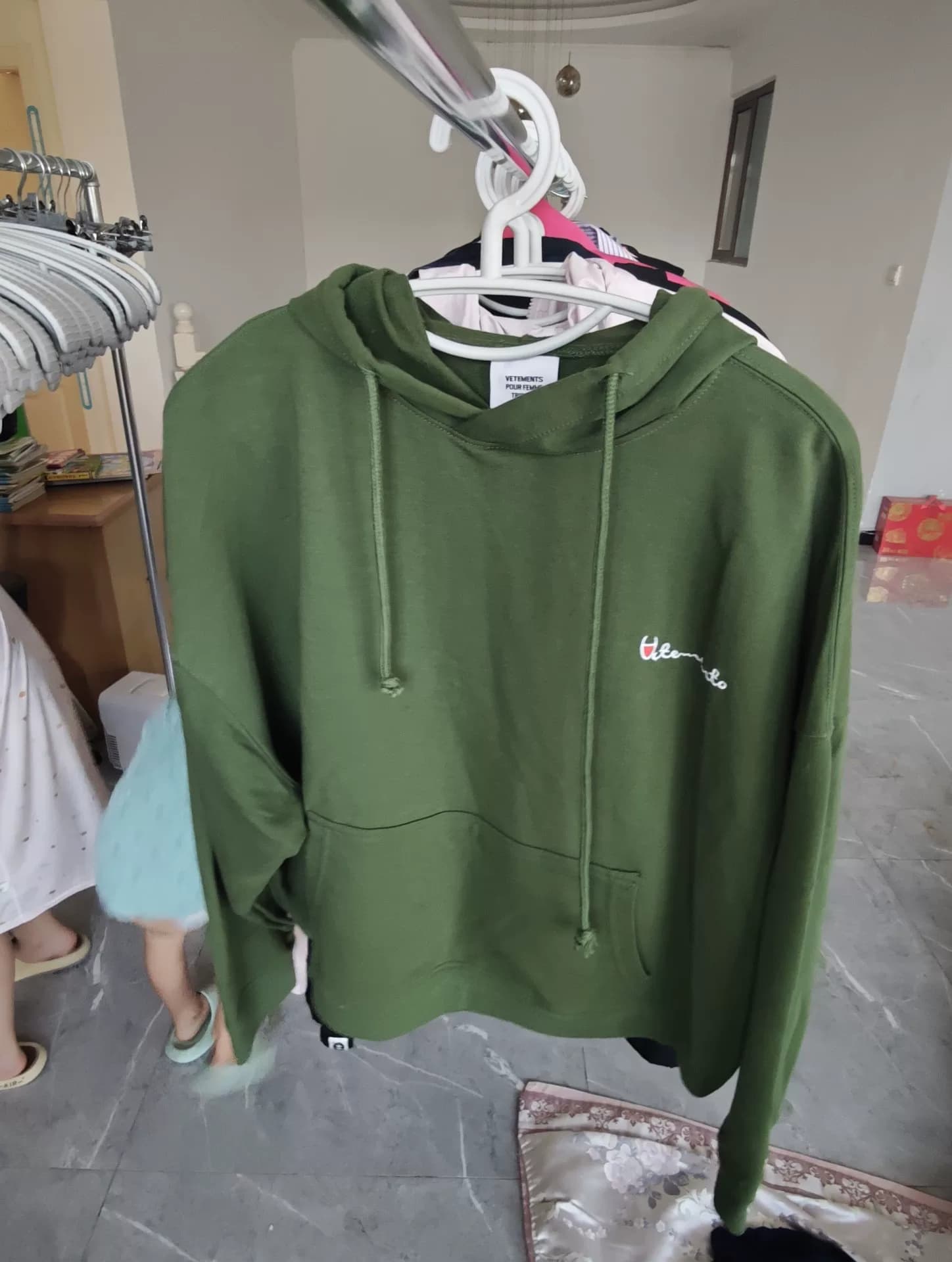 Кобрендовый свитер Vetements x Champion темно-зеленого цвета