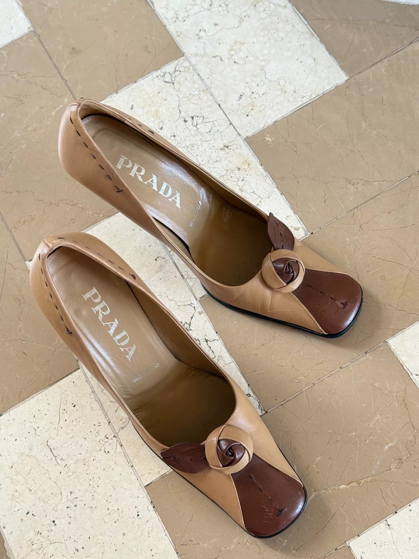Подлинная коллекция Prada Millennium периода средневековья, сочетающаяся по цвету с высокими каблуками