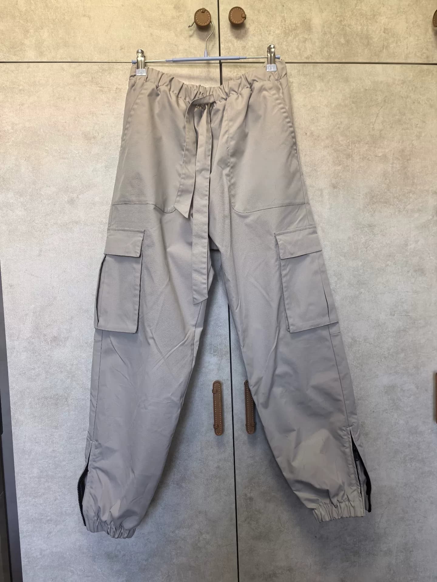 VETEMENTS Weitemeng предлагает оригинальные комбинезоны с принтом на завязках на ногах.