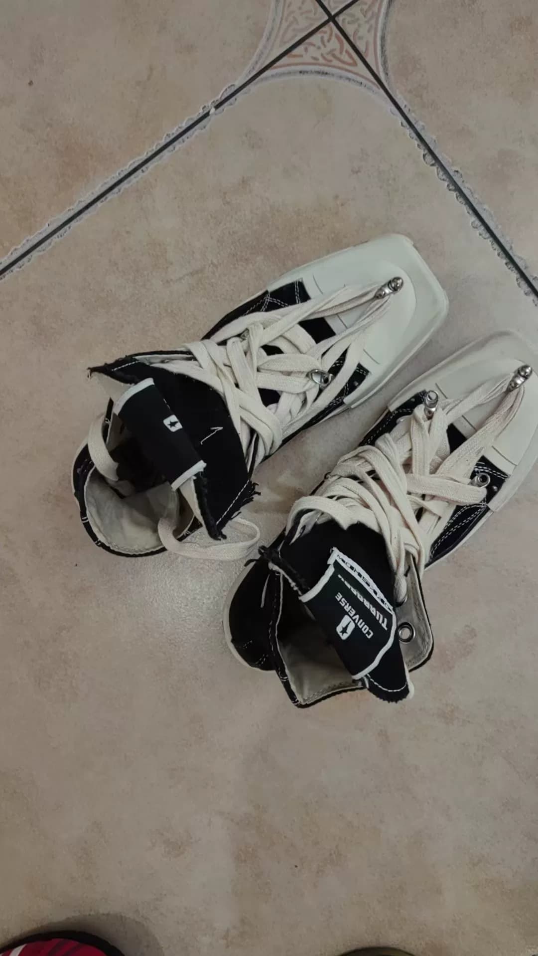 Парусиновые туфли с высоким берцем от Rick Owens × Converse, черные