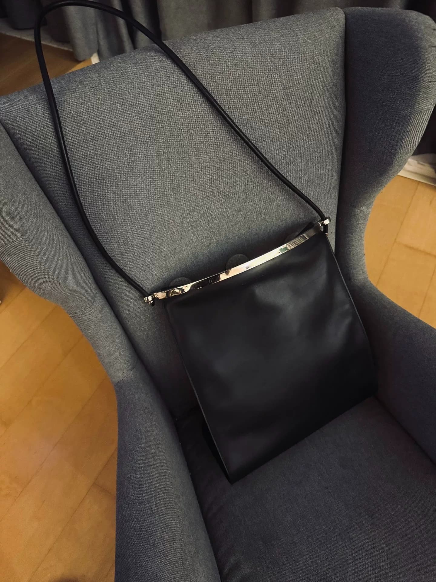 Очень редкий винтажный рюкзак Balenciaga на одно плечо всегда был хорошей идеей.Текстура не является