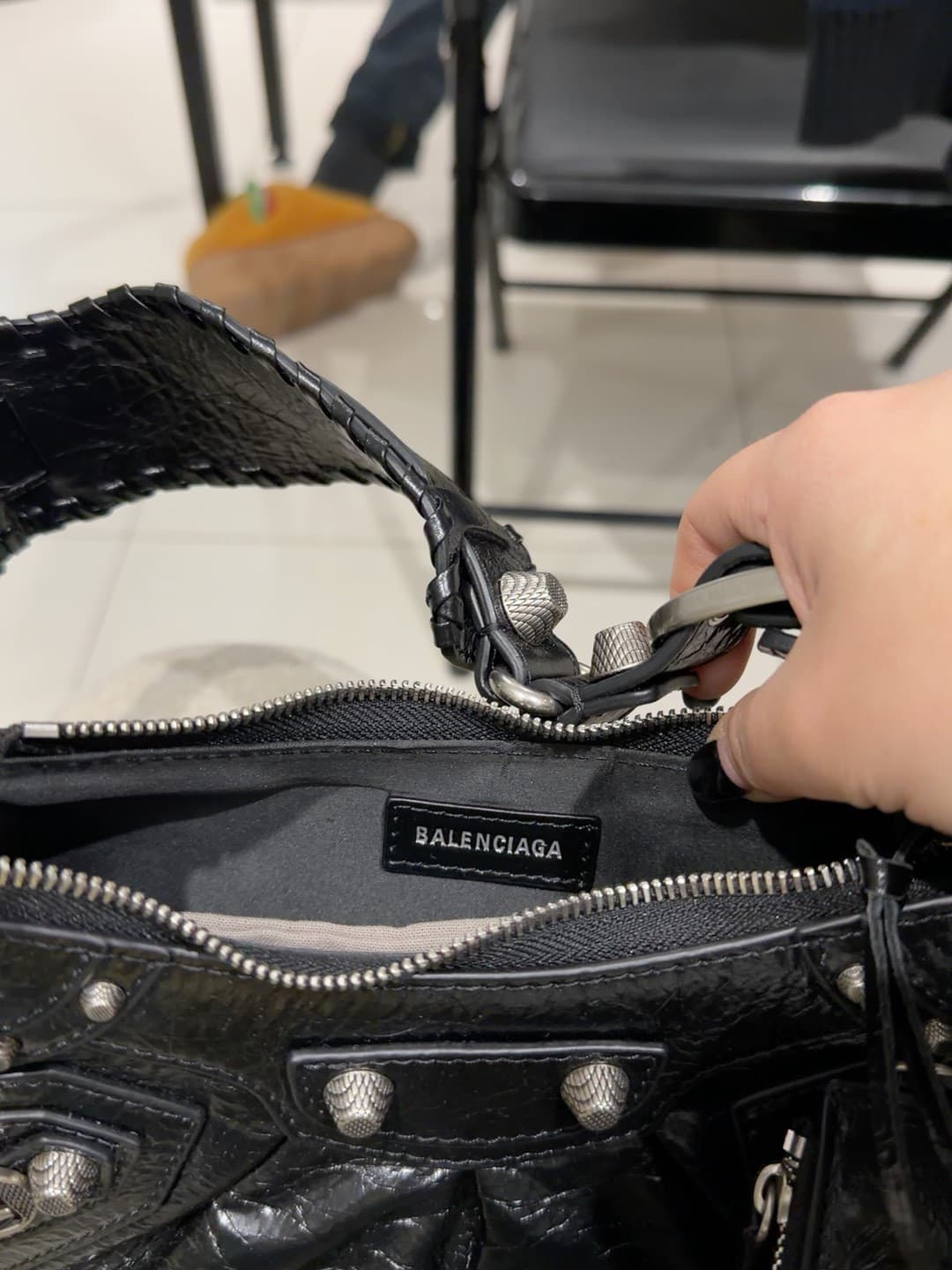 Черная мотоциклетная сумка Balenciaga, маленькая, на одно плечо, под мышкой.Старые заклепки из воловьей кожи