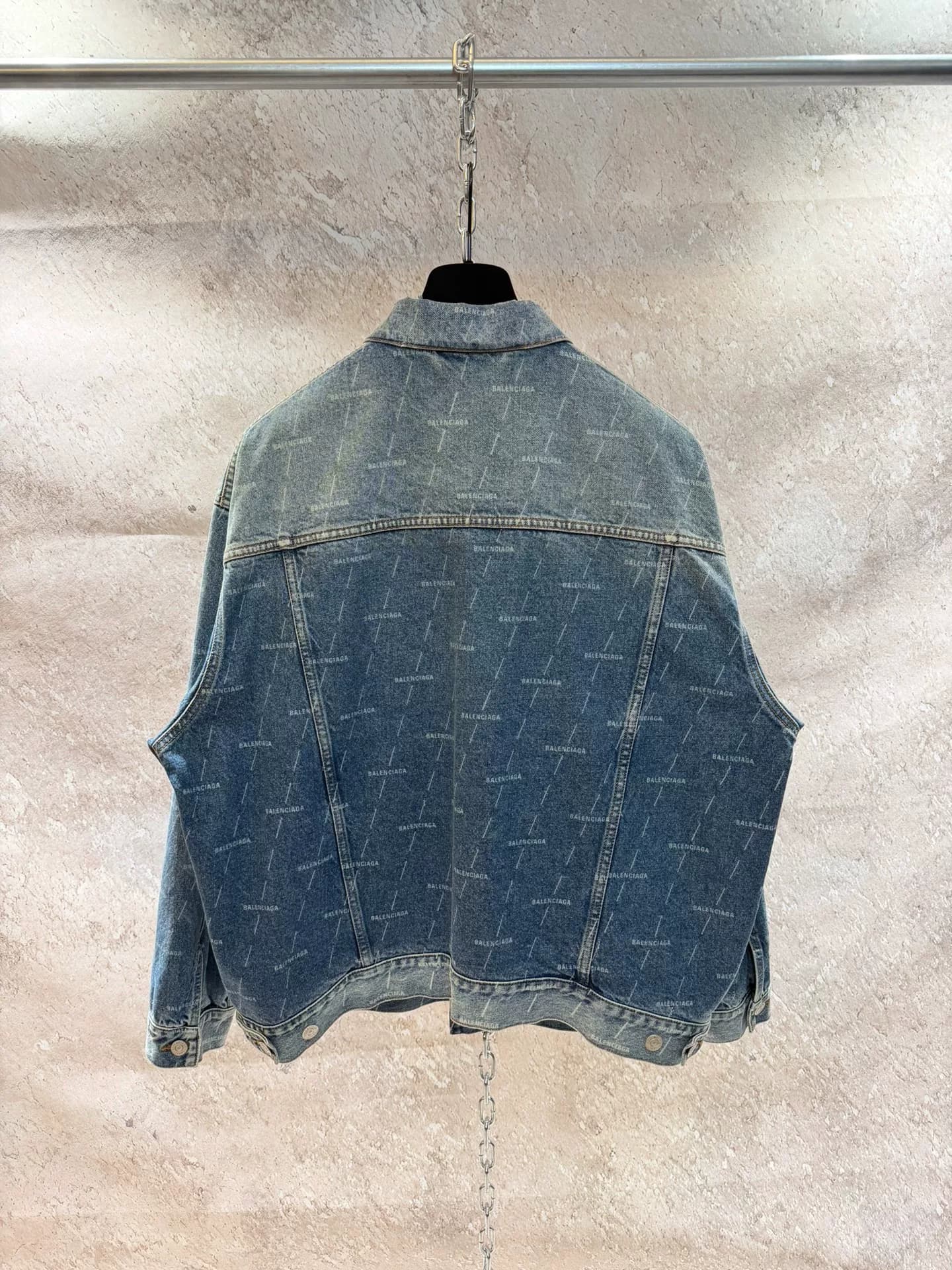 джинсовая куртка с полным принтом логотипа balenciaga светло-голубого цвета