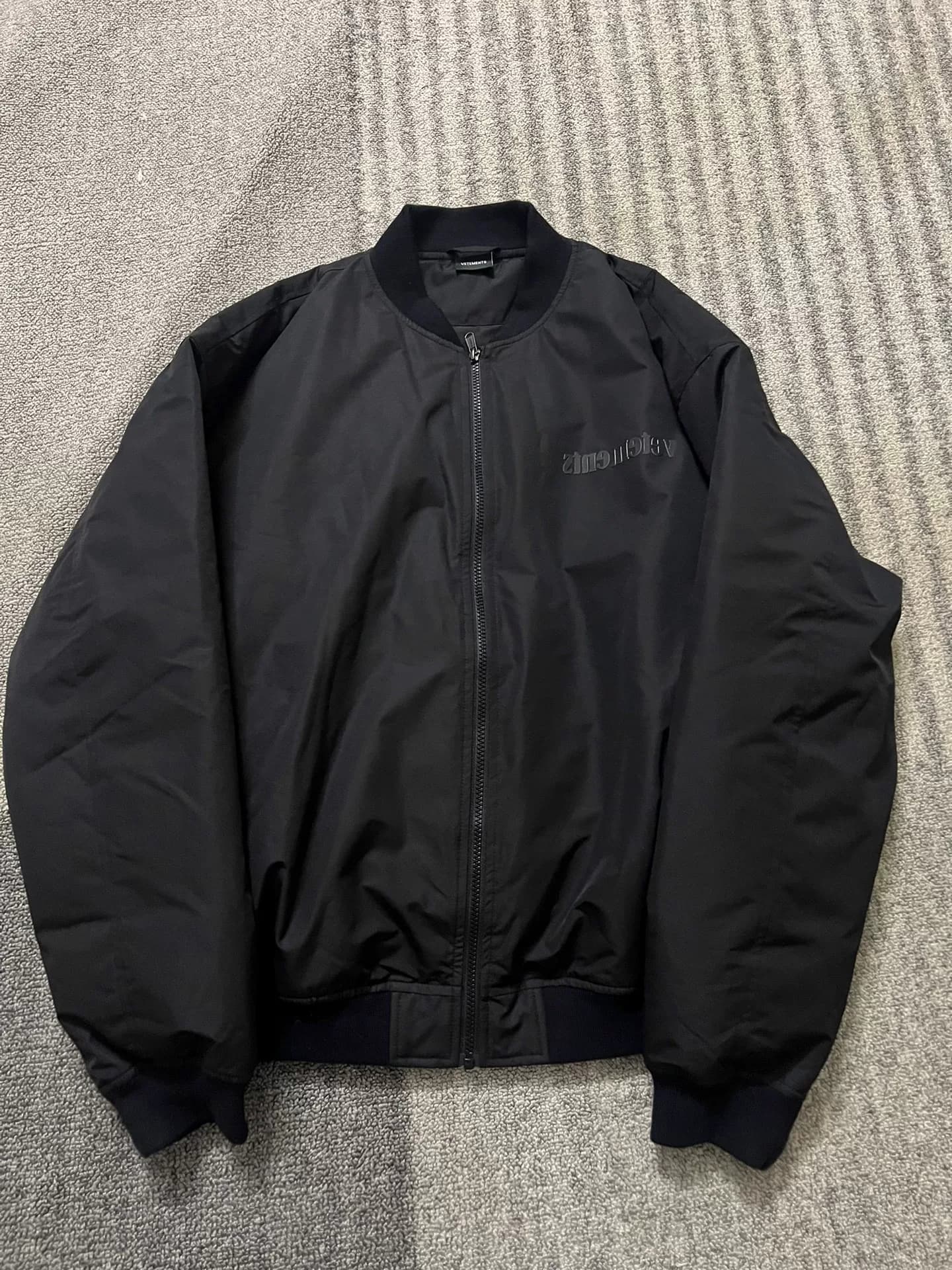Купленная за 2300, почти новая куртка на белом утином пуху от VETEMENTS, Ni