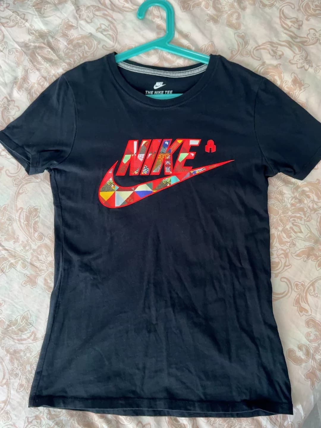 Футболка Nike с короткими рукавами размера M, приобретенная на кассе, черный логотип на груди 1