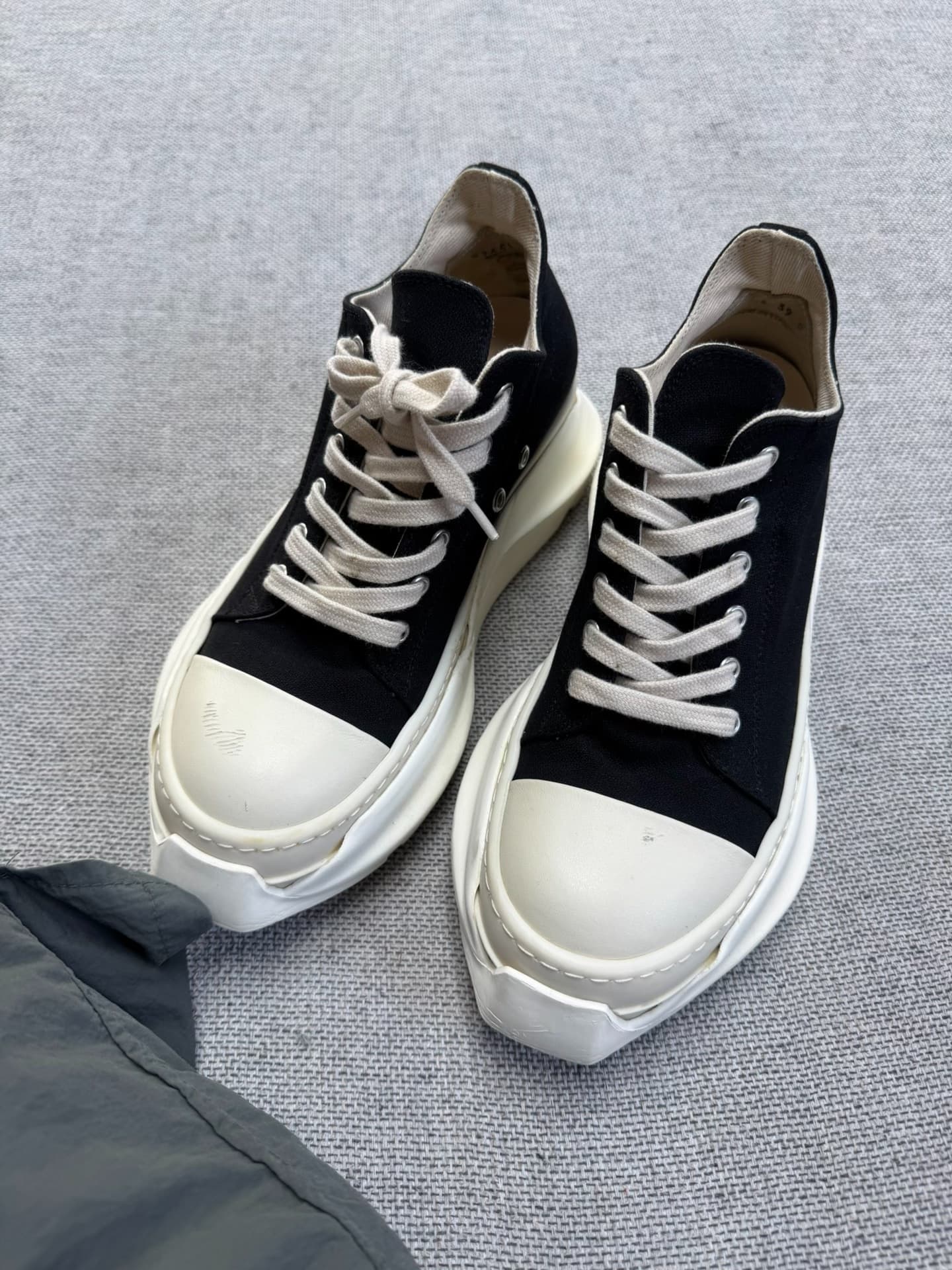 Сложная линия RICKOWENS Drkshdw, черная майка с толстым низом и глубоким вырезом.