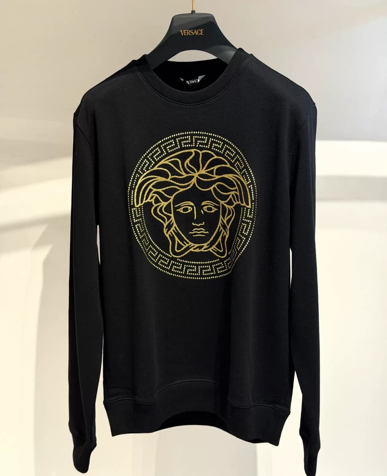 Черный свитер с принтом Медузы от Versace от Версаче