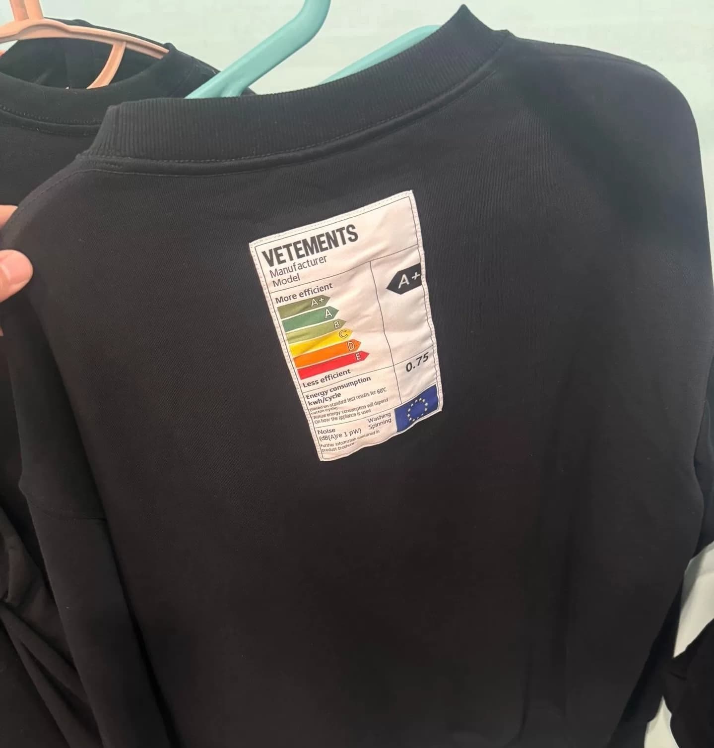 мужской свитер vetements, легкий бренд класса люкс, покупался более тысячи раз и надевался дважды.