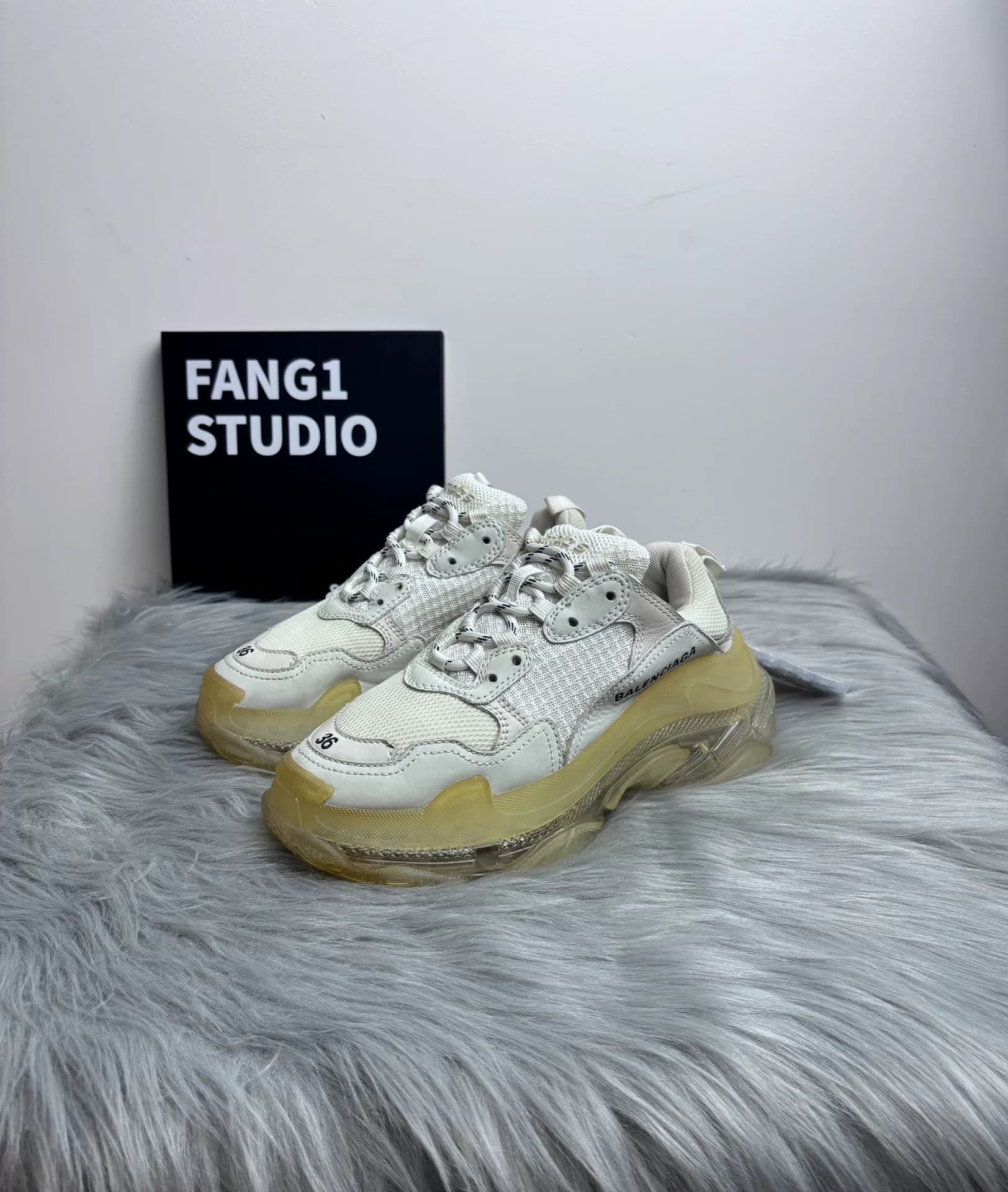 Balenciaga balenciaga утраивает белую прозрачную подушку