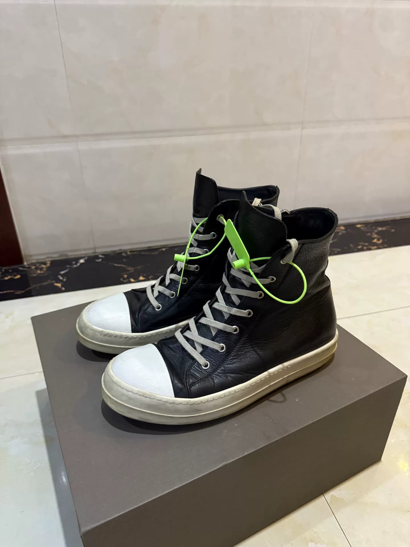 Кожаные туфли RICK OWENS main line с высоким берцем и вставками черного и белого цветов в тон 42-му размеру
