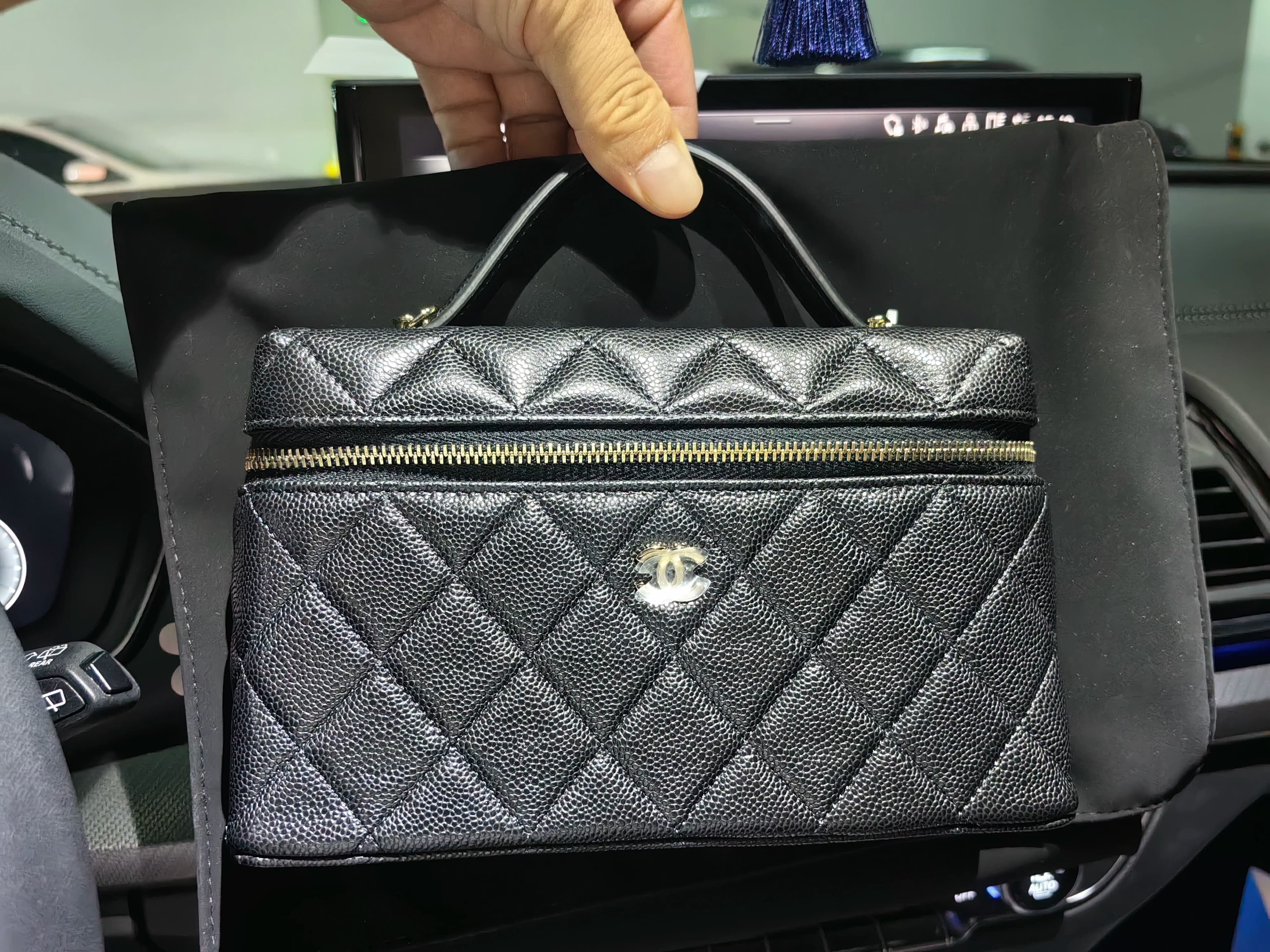 Сумка-ланч-бокс Chanel Chanel 26P LP, черная кожа цвета личи, золотая фурнитура
