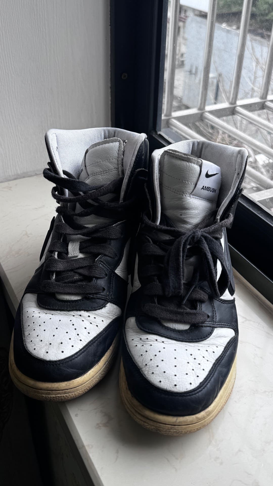 Черно-белые кроссовки с высоким берцем AMBUSH x Nike Dunk из натуральной кожи