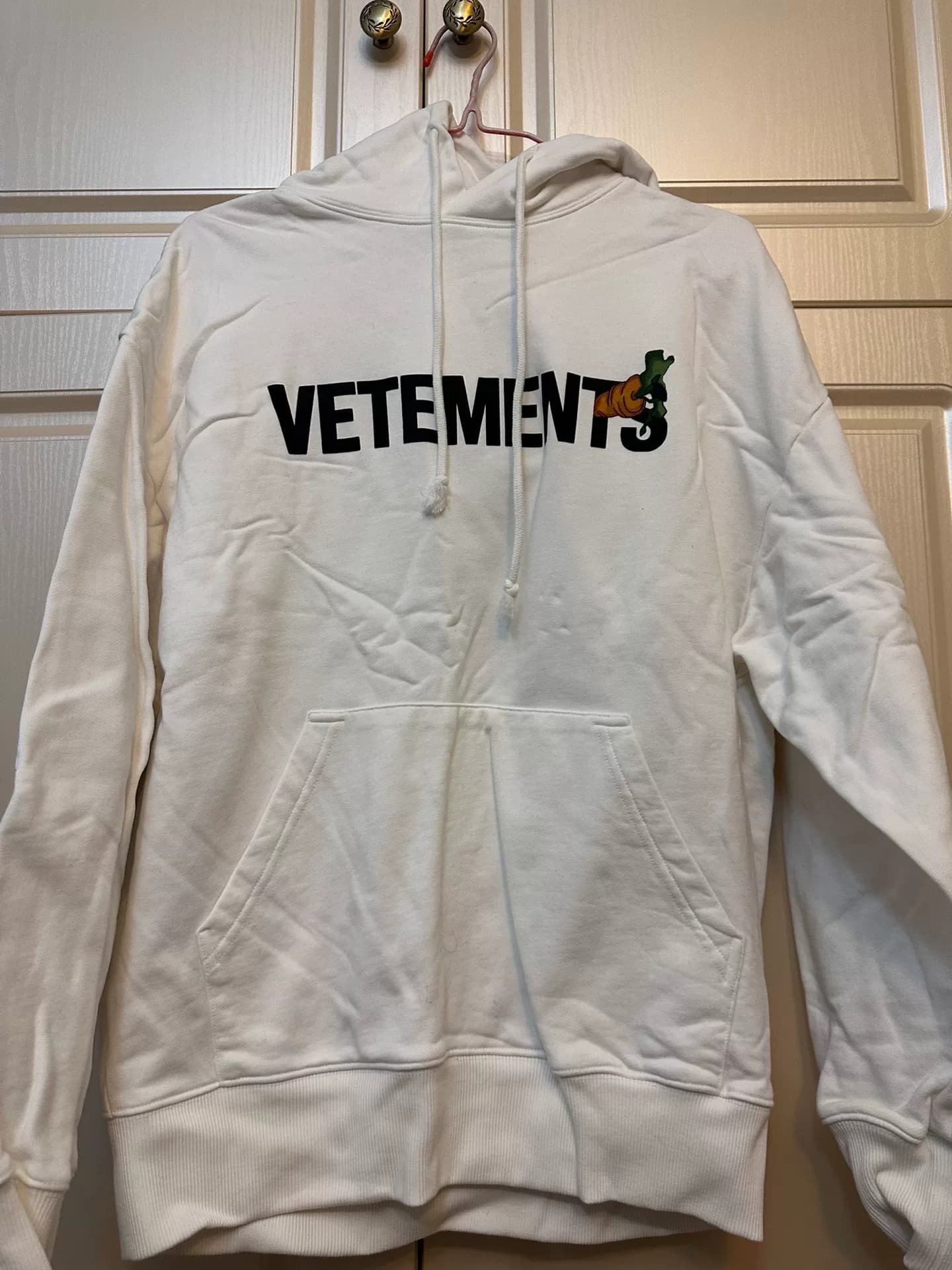 Подлинная покупка Vetements весеннего свитера с капюшоном и мультяшным принтом 2023 года от Vetements