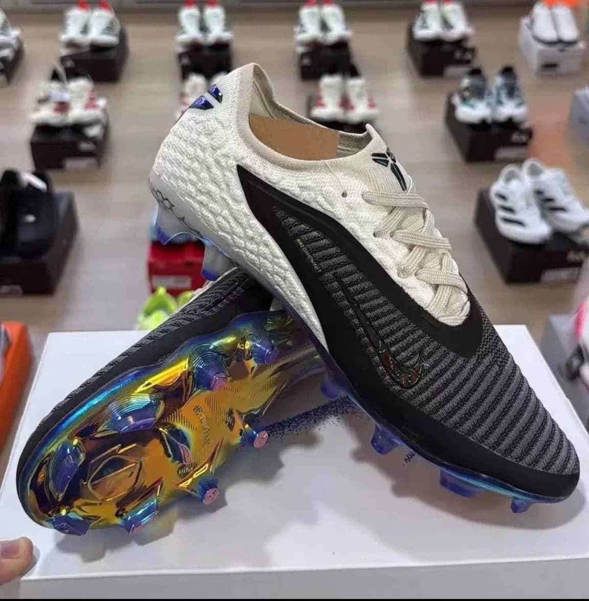 Совершенно новые футбольные бутсы Nike Phantom GX3 от кобрендинга Kobe, белого, черного и зеленого цветов с