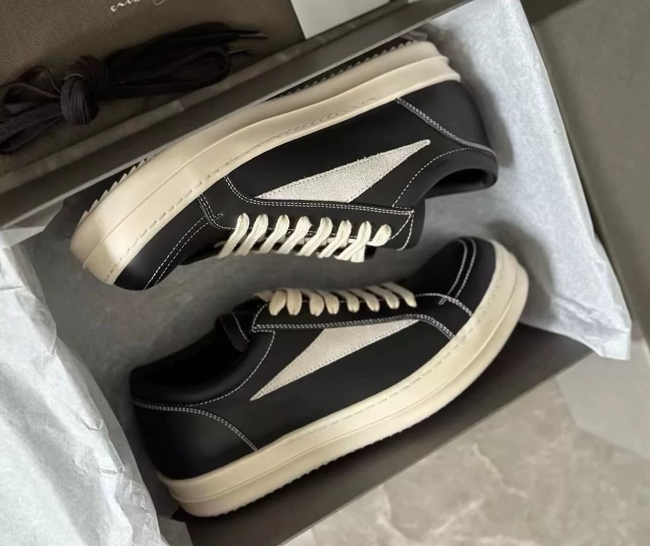 Поверхность из черной кожи RICK OWENS/RO