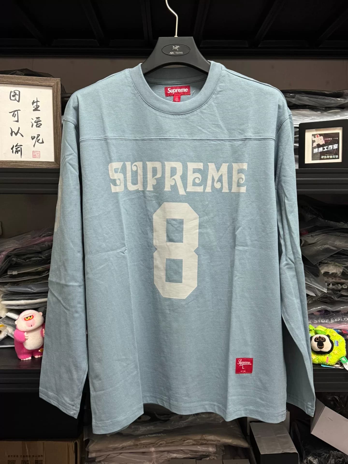 Новая модель Supreme ss24 небесно-голубого цвета с длинными рукавами и круглым вырезом горловины.