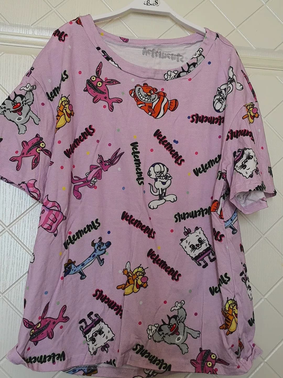 Модель с короткими рукавами Vetements pink с мультяшным принтом, очень милый дизайн с полной печатью, с милыми мультяшными рисунками, такими как мишк…