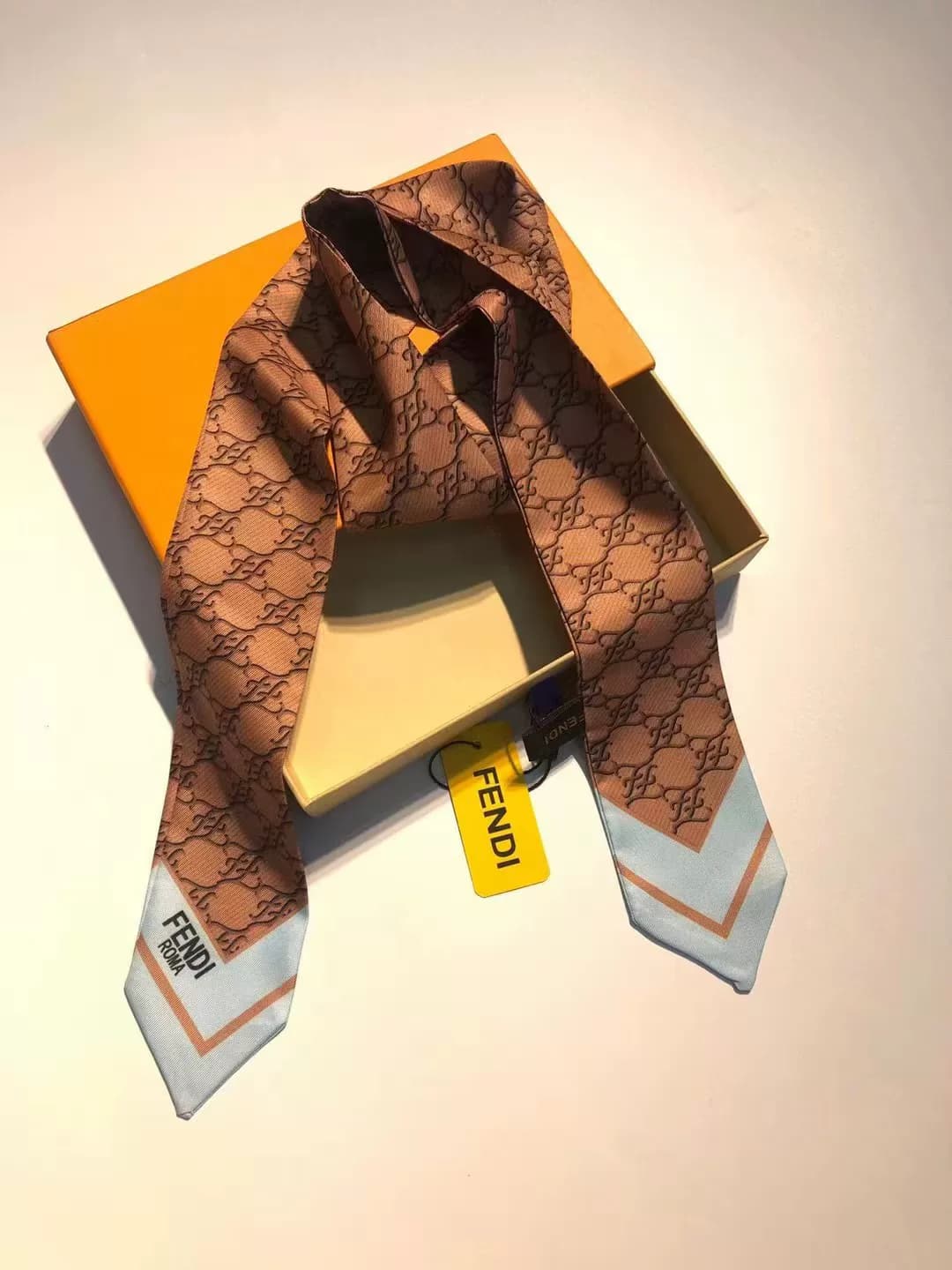 Fendi Двусторонний шелковый шарф-серпантин для пресбиопии Fendi‼️