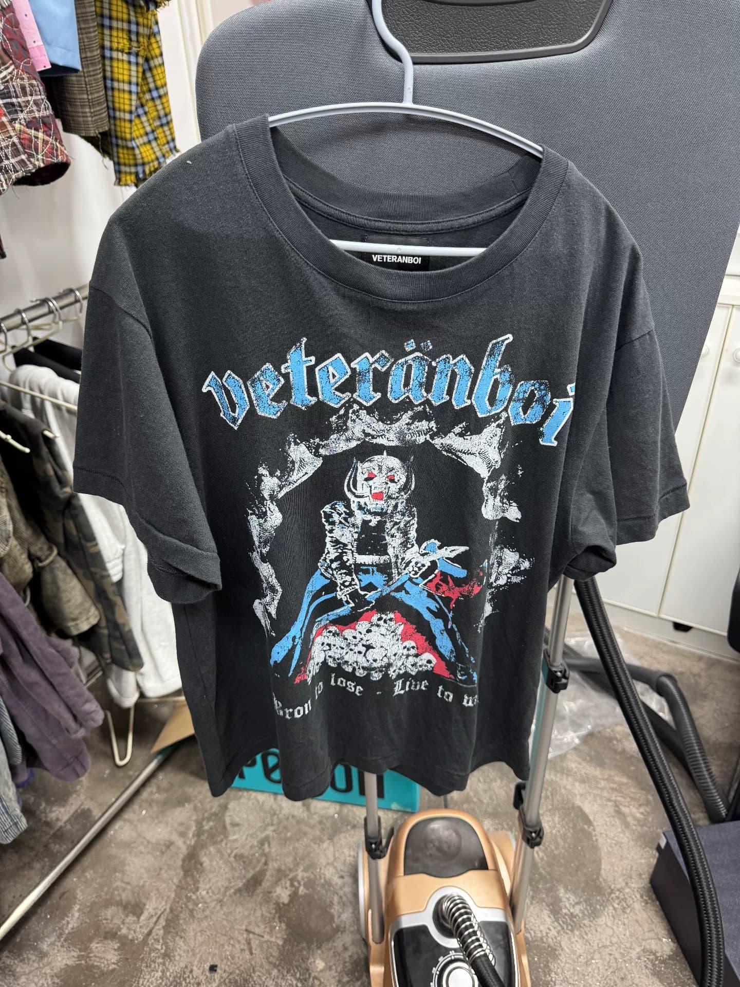 VETERANS BOI с принтом головы мотоциклиста с короткими рукавами VETERANS BOI