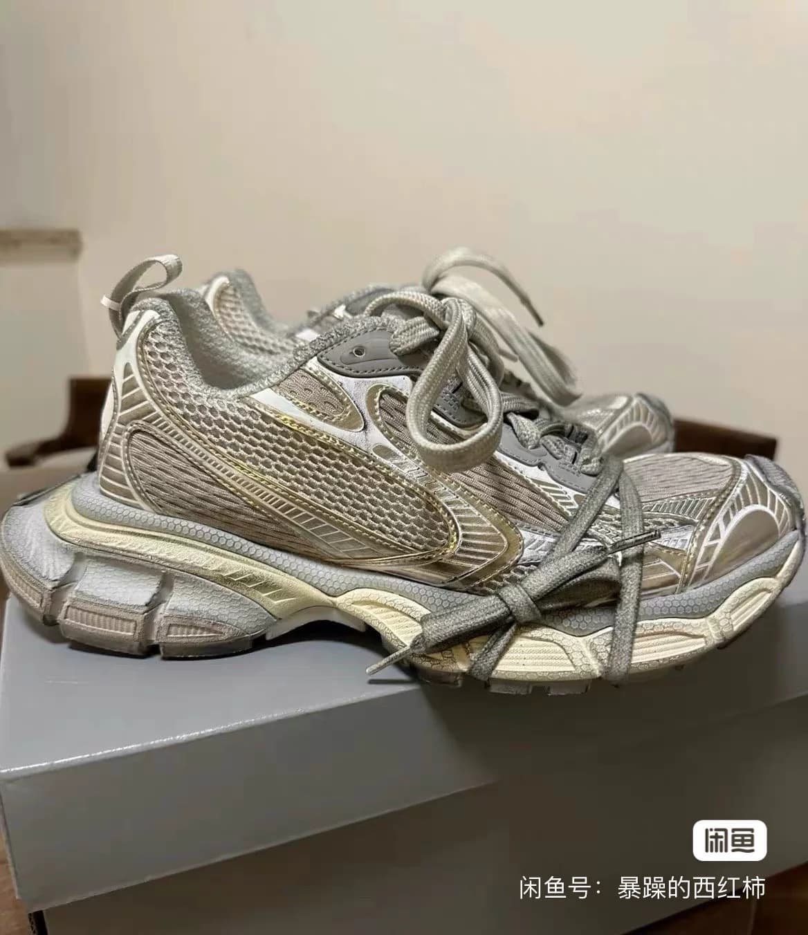 Женская модель Balenciaga Balenciaga серебристо-серого цвета 3xl производства Balenciaga