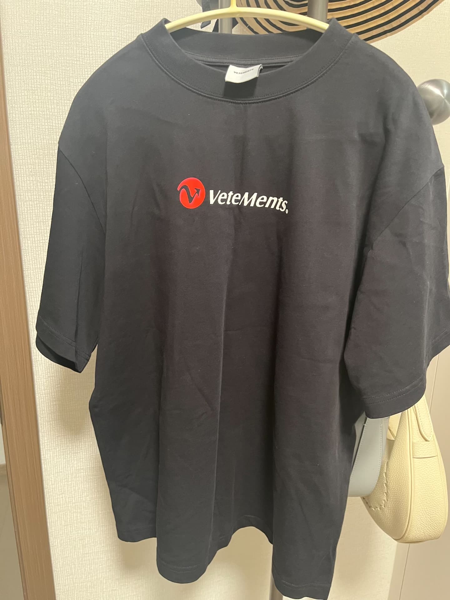 Мужская и женская черная футболка Handle VeteMents с короткими рукавами и такой же свободной отделкой на груди