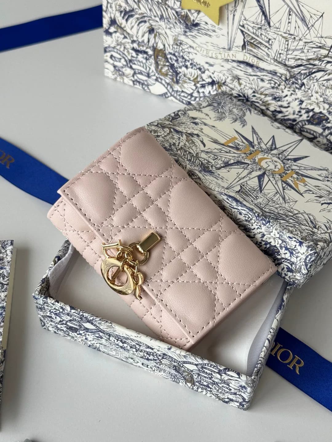 Отложите в сторону новый розовый портмоне-футляр для карточек Dior из овчины Dior
