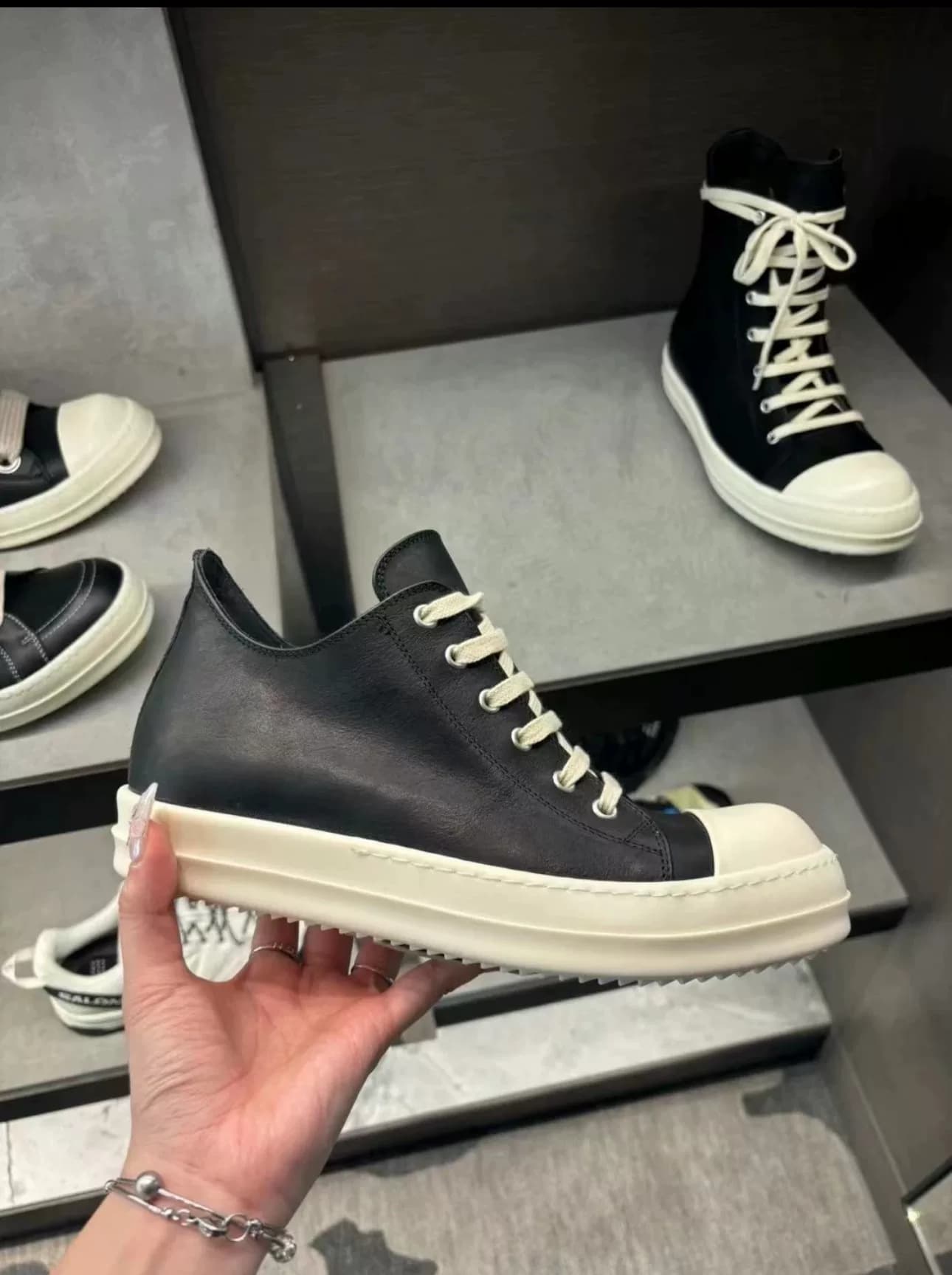 Rick Owens/ кроссовки Rick Owens на толстой подошве; большие спортивные кроссовки Converse с глубоким вырезом и шнуровкой