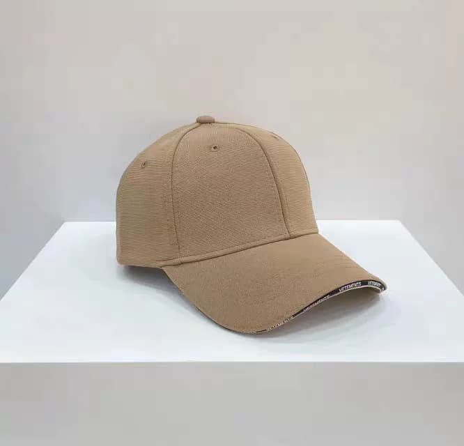Бейсболка VETEMENTS цвета хаки, одинакового дизайна для мужчин и женщин.Множественные швы