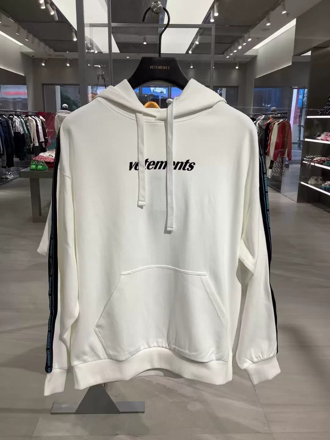 Белый свитер с капюшоном от VETEMENTS, абсолютно новый, аутентичный, с биркой!