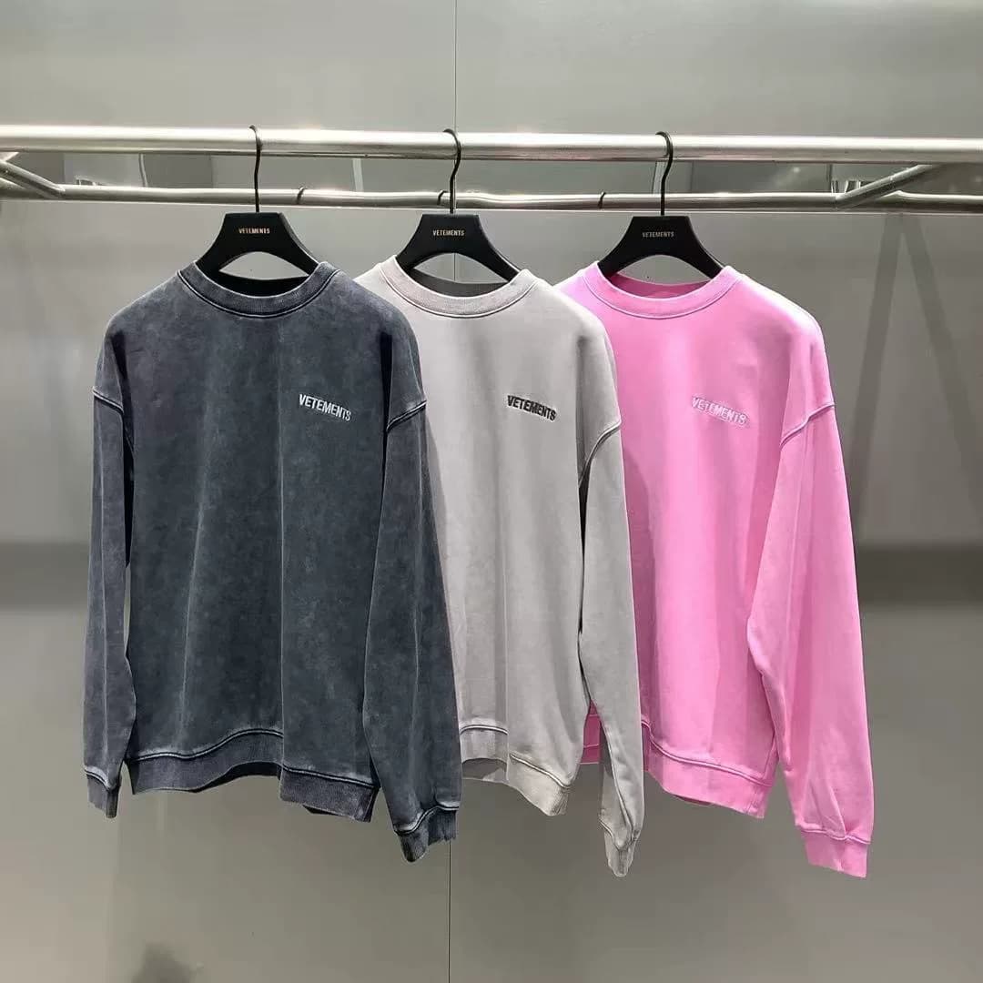 Свитер VETEMENTS, доступен в трех цветах: темно-сером, светло-сером, розовом!Мелкий принт на груди