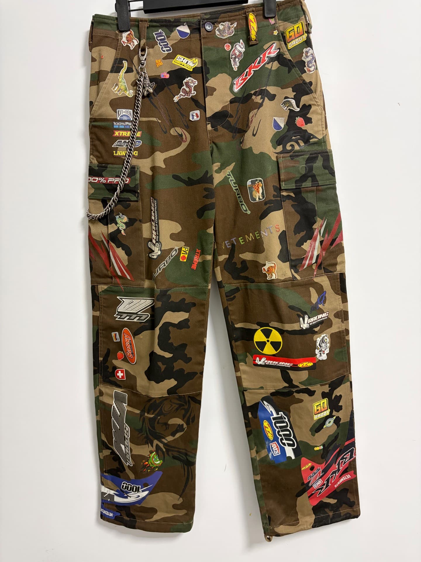 камуфляжные брюки с наклейкой vetements 18aw