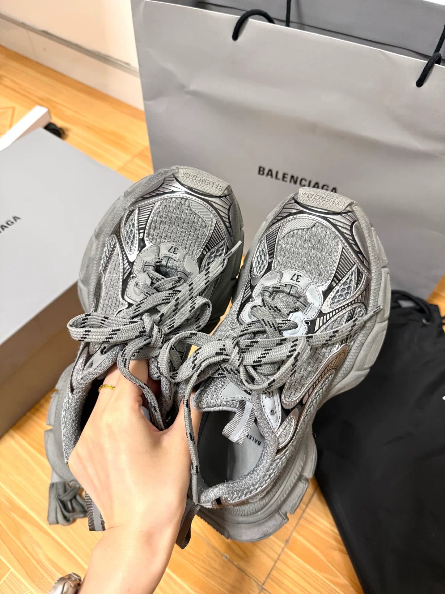 Balenciaga 3xl почти новый, аутентичный размер 37, цементно-серый