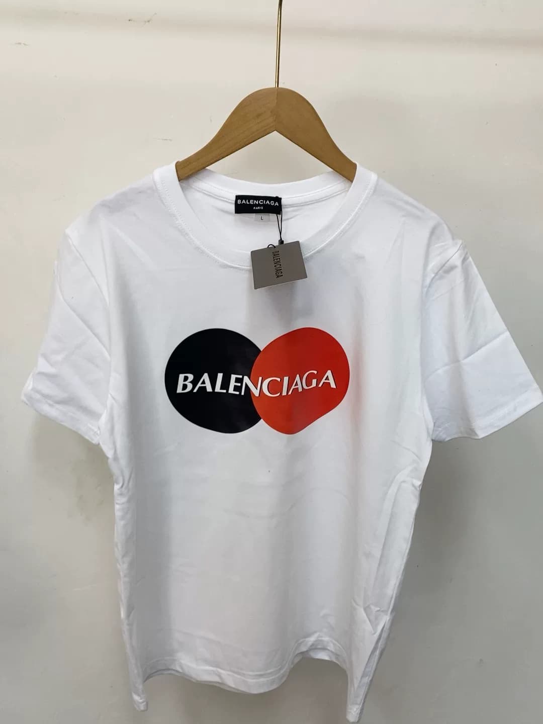 Специальное предложение - футболка Balenciaga с короткими рукавами для мужчин и женщин одинакового белого цвета.