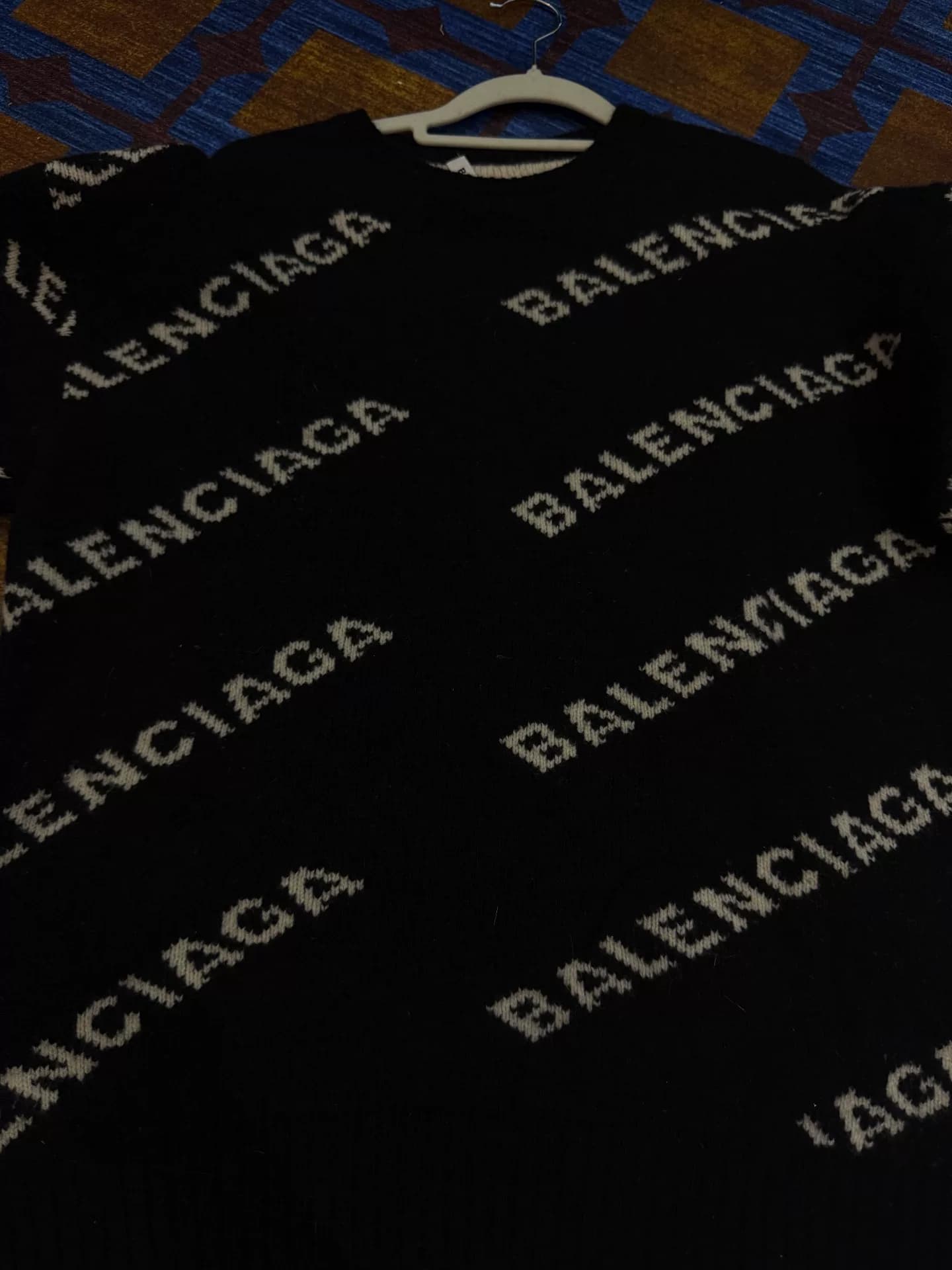 Свитер Balenciaga из натуральной кожи Barrage, купленный в Taikoo Li, Чэнду