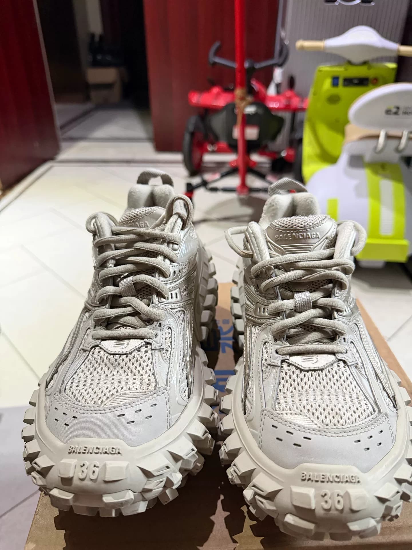 Кроссовки Balenciaga tire, темно-белые, 36,9 новые, почти не носились