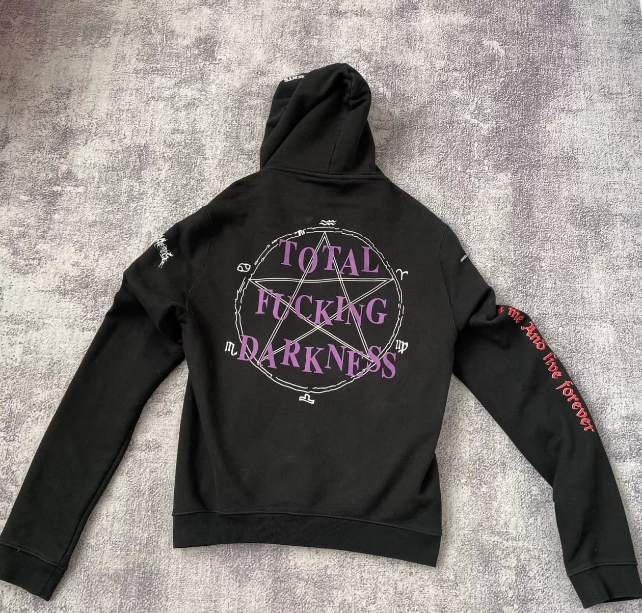 Свитер с капюшоном и принтом от бренда VETEMENTS black Tide