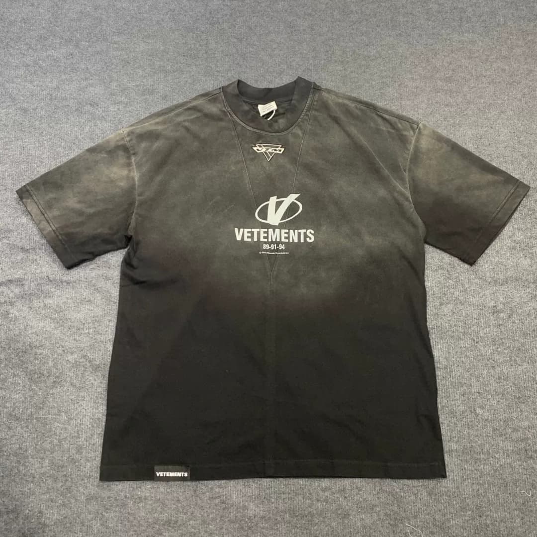Футболка VETEMENTS с декорированной строчкой в стиле distressed с коротким рукавом черного и темно-зеленого цвета S