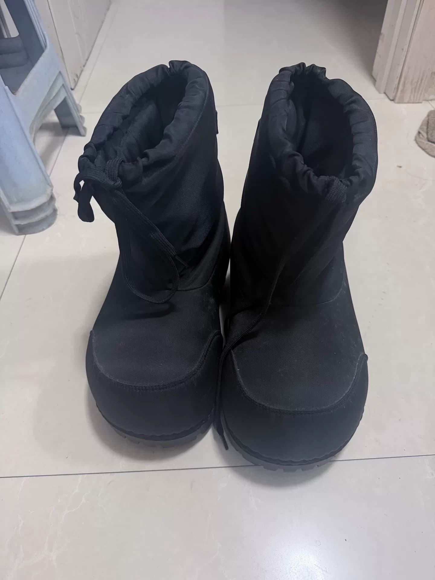 Зимние ботинки Balenciaga можно носить в размерах 40-41, и по умолчанию они опускаются до земли только дважды, чтобы сфотографироваться.