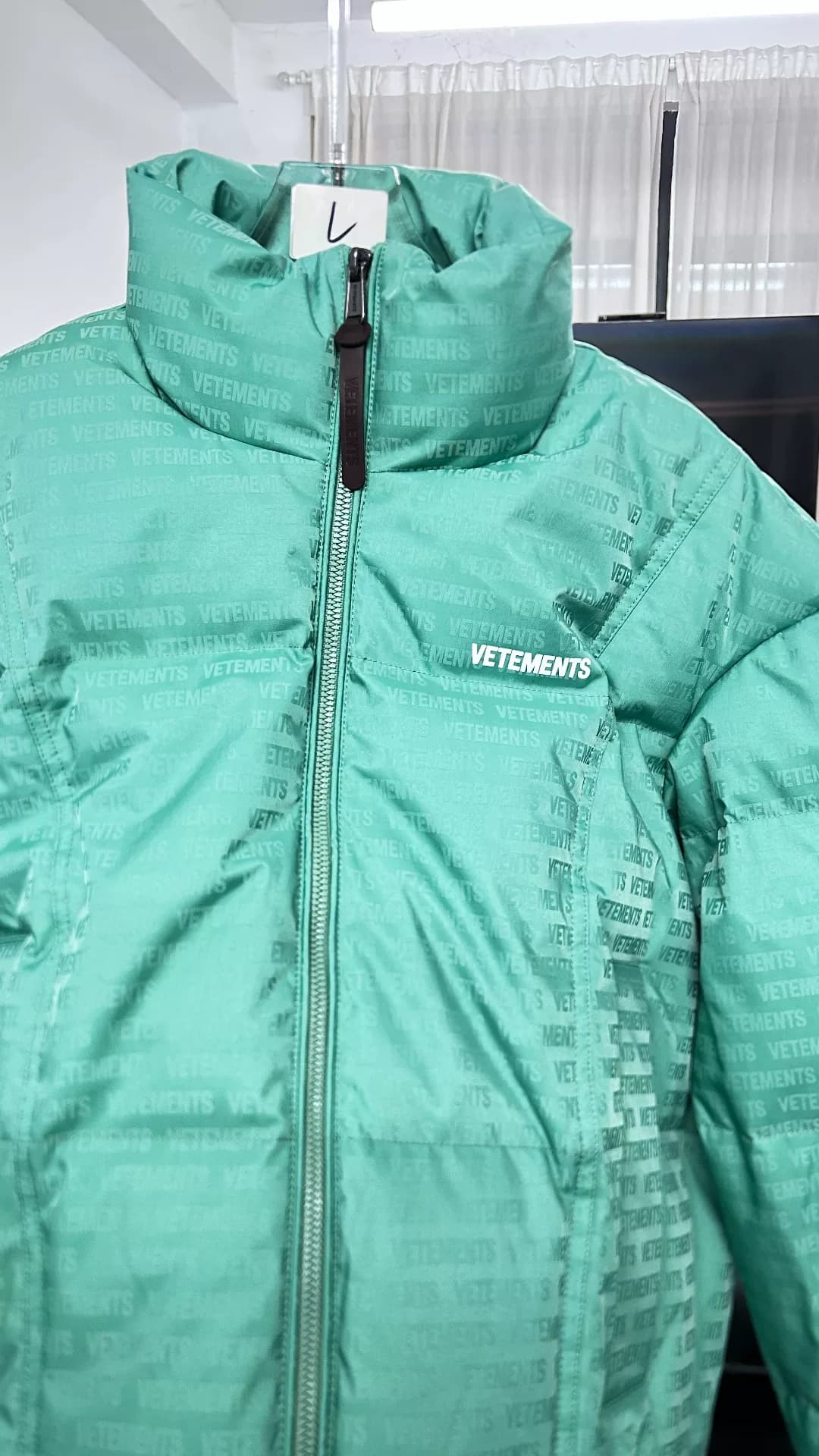 Оригинальный зимний пуховик VETEMENTS 2025 года выпуска, размер L, в кассе VETEMENTS,
