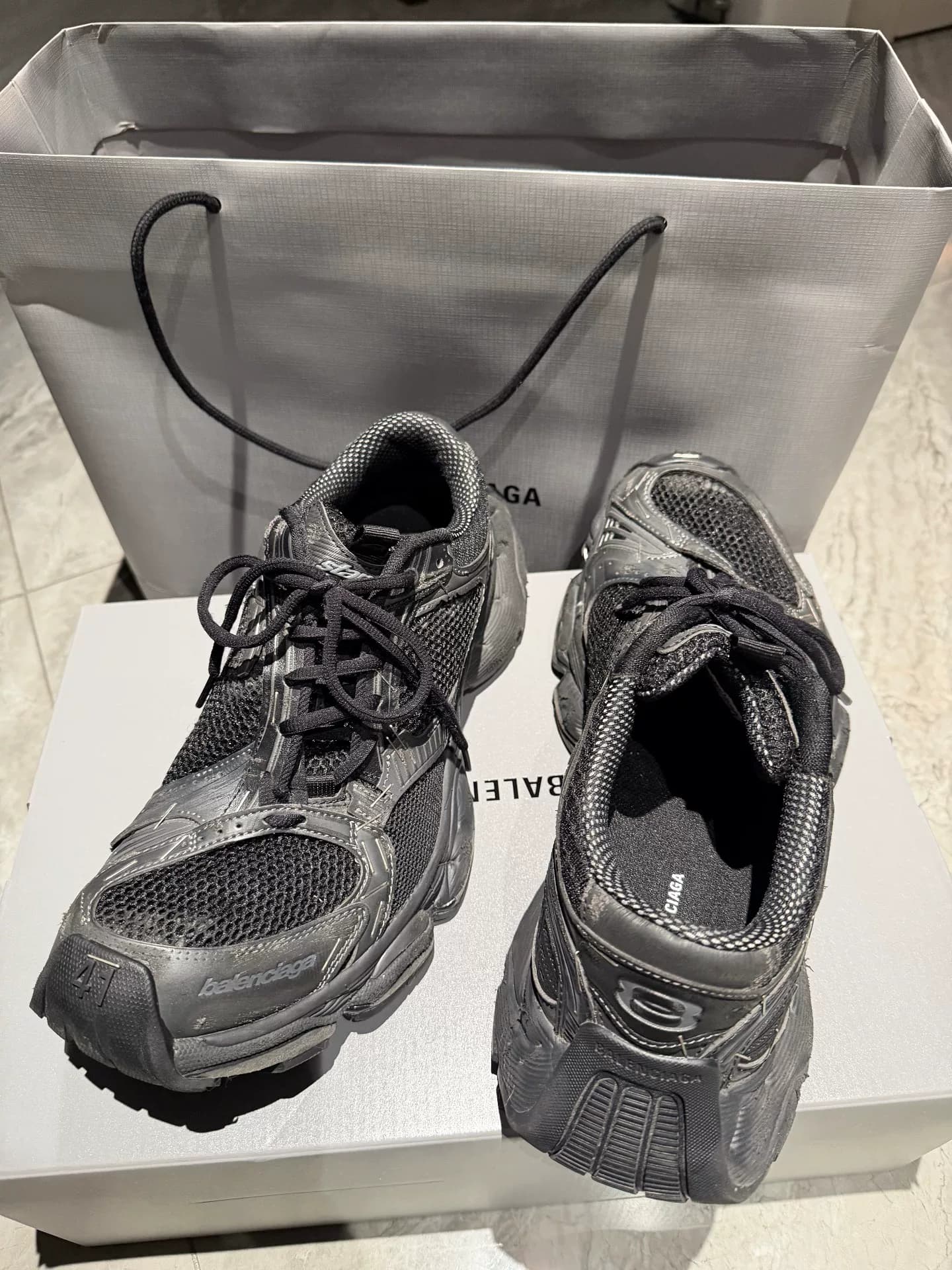 Степлер Balenciaga всего несколько раз подходил к прилавку, когда он простаивал, и коробка для покупок на прилавке была заполнена.