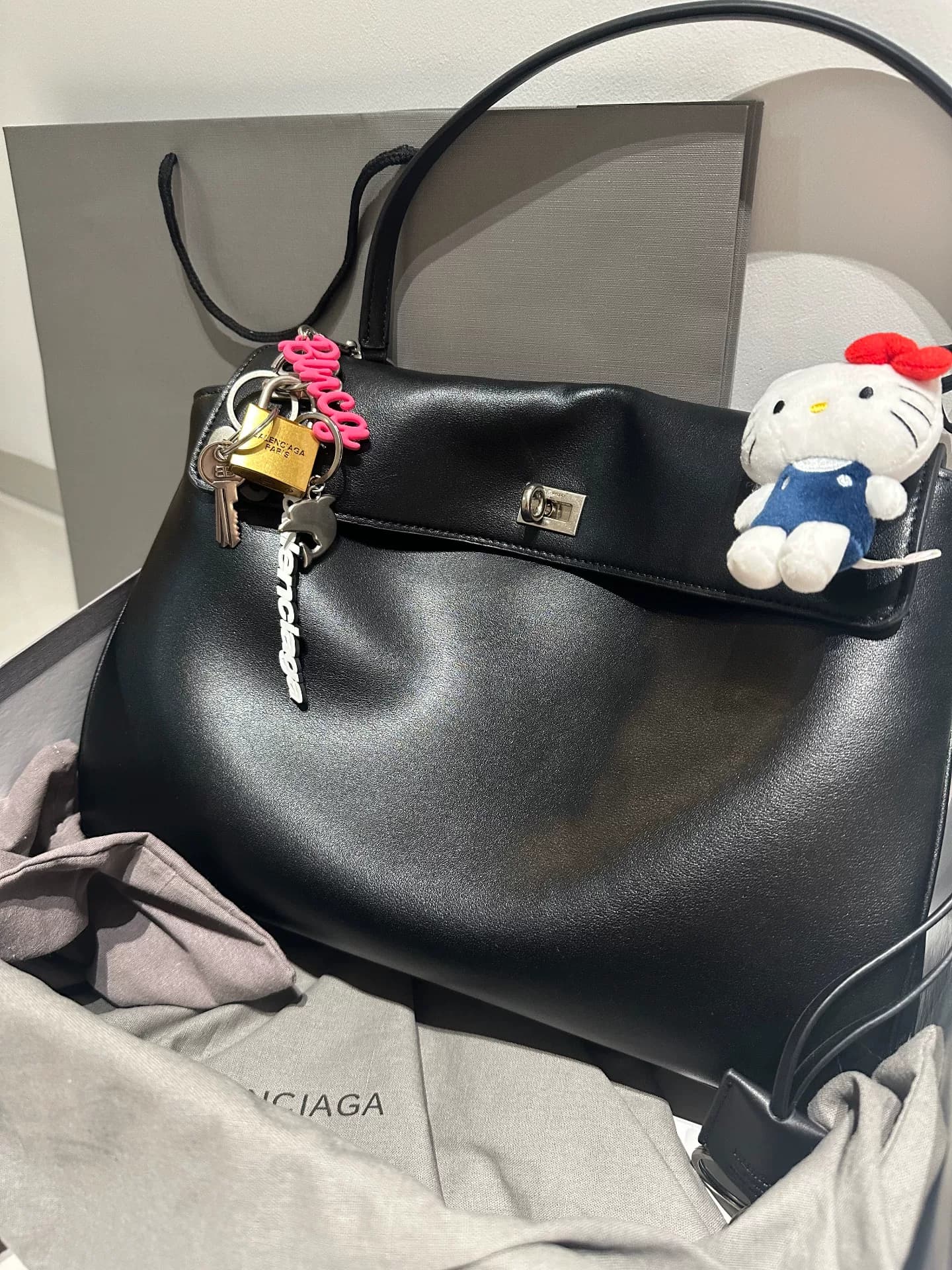 Пряжка Balenciaga Rodeo среднего размера из черного серебра