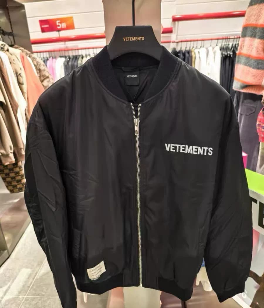 Черная летная куртка VETEMENTS, совершенно новая, из натуральной кожи, с биркой.Классический бейсбол