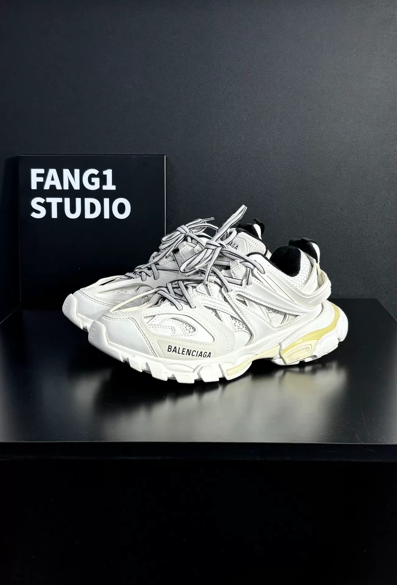 Кроссовки Balenciaga balenciaga track1.0 чисто-белого цвета для папы