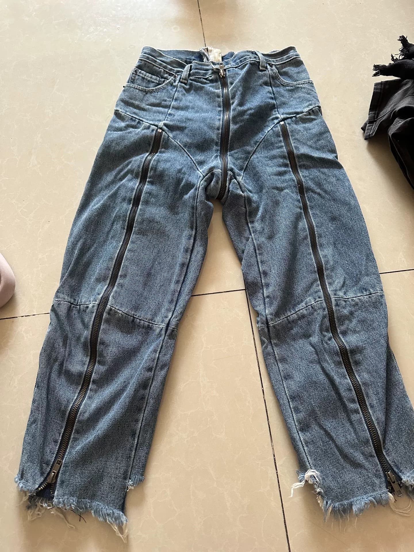VETEMENTS демонстрирует простроченные джинсы размера S