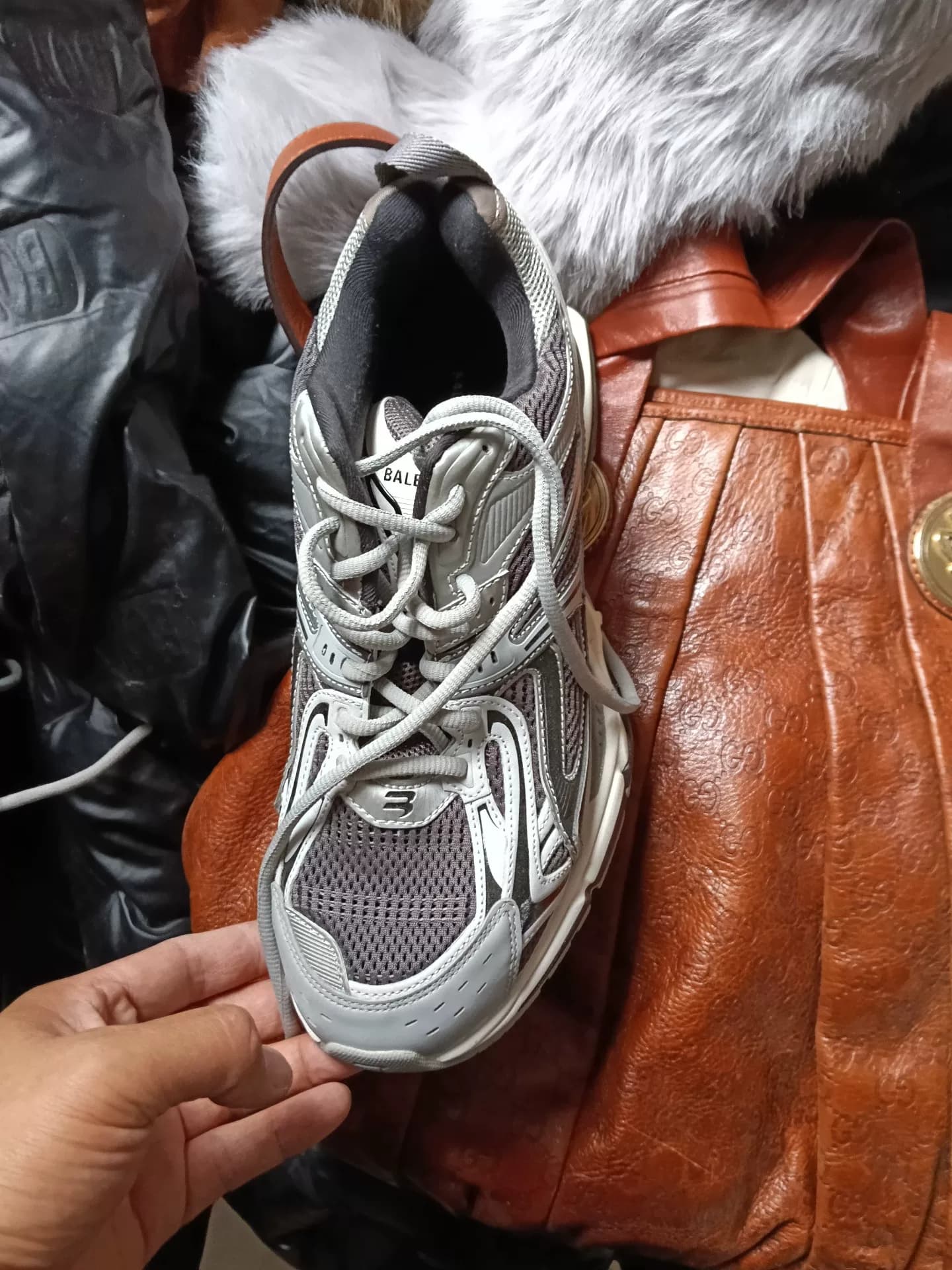 Весенние туфли Balenciaga от Balenciaga, серо-белая цветовая гамма, размер 43, для личного досуга