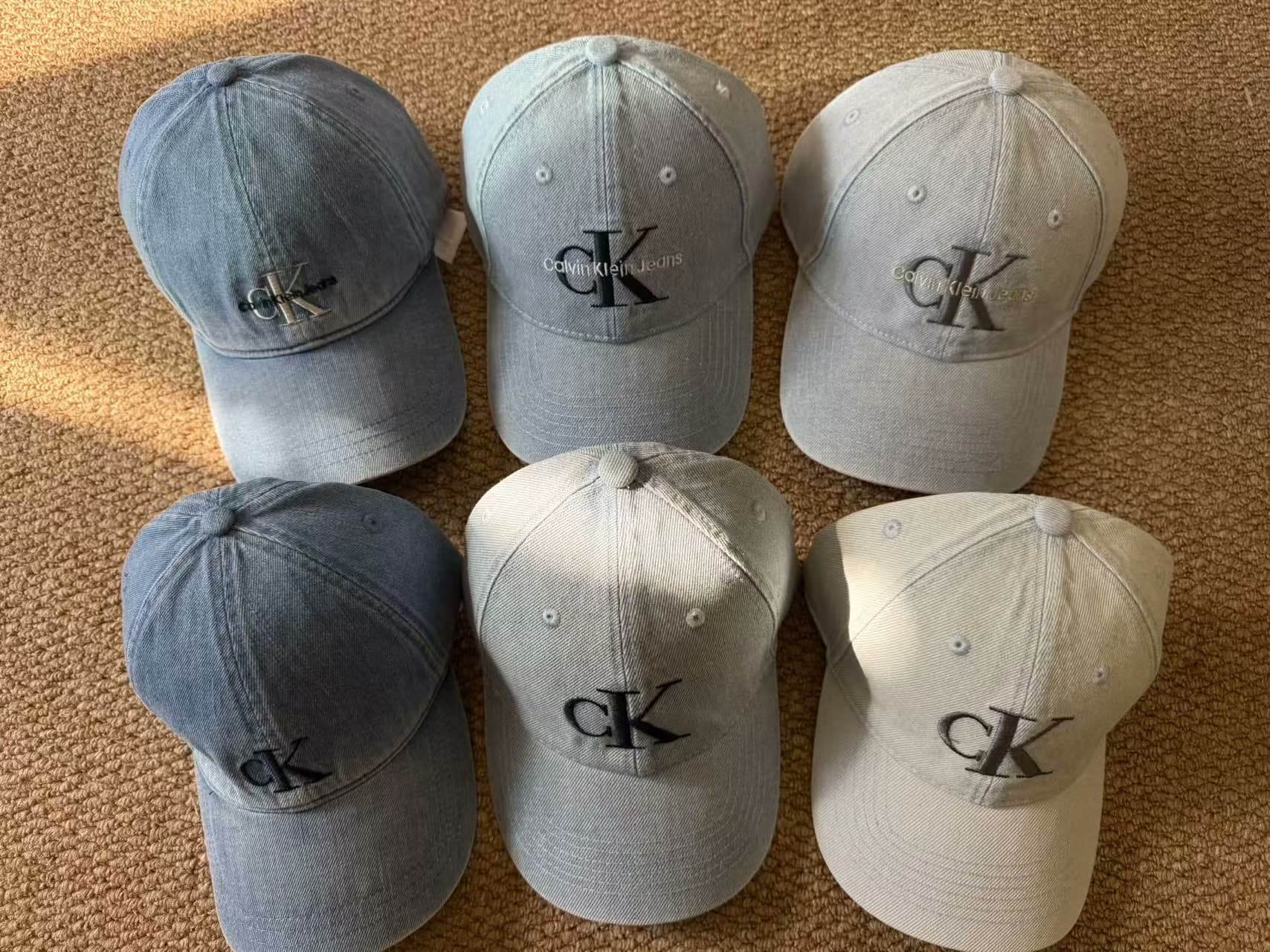 Совершенно новая джинсовая кепка Calvin Klein из новой потертой джинсовой ткани синего цвета, подходящая для