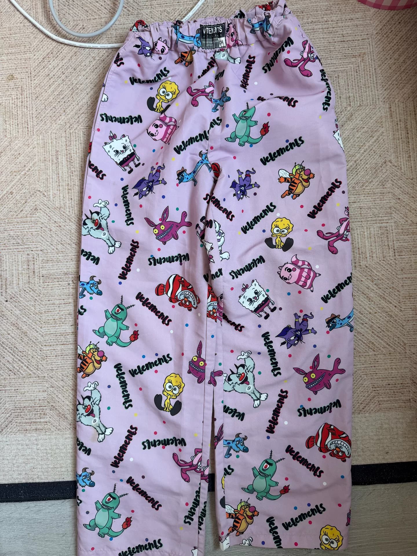 Повседневные брюки Vetements pink с рисунком из мультфильма + размер s (85-105 кг)