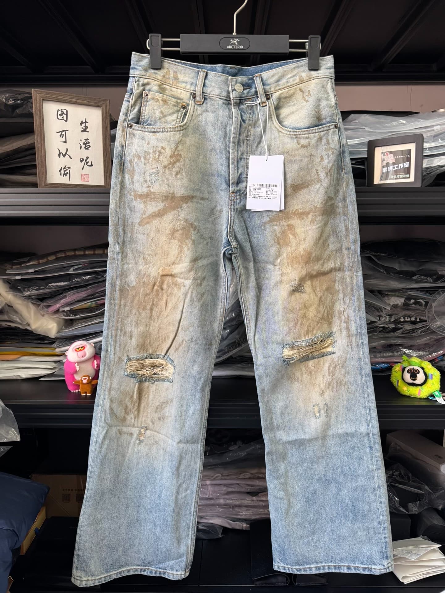 Рваный деним Acne Studios 2021m, окрашенный грязью.